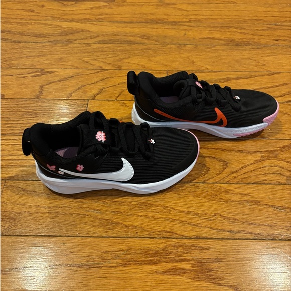 Nike Black and Pink Sneakers NWOT - Picture 3 of 6